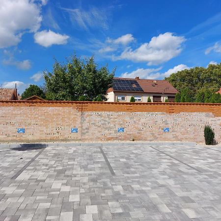 Linden Apartman 104 - Adults Only Mosonmagyaróvár Dış mekan fotoğraf