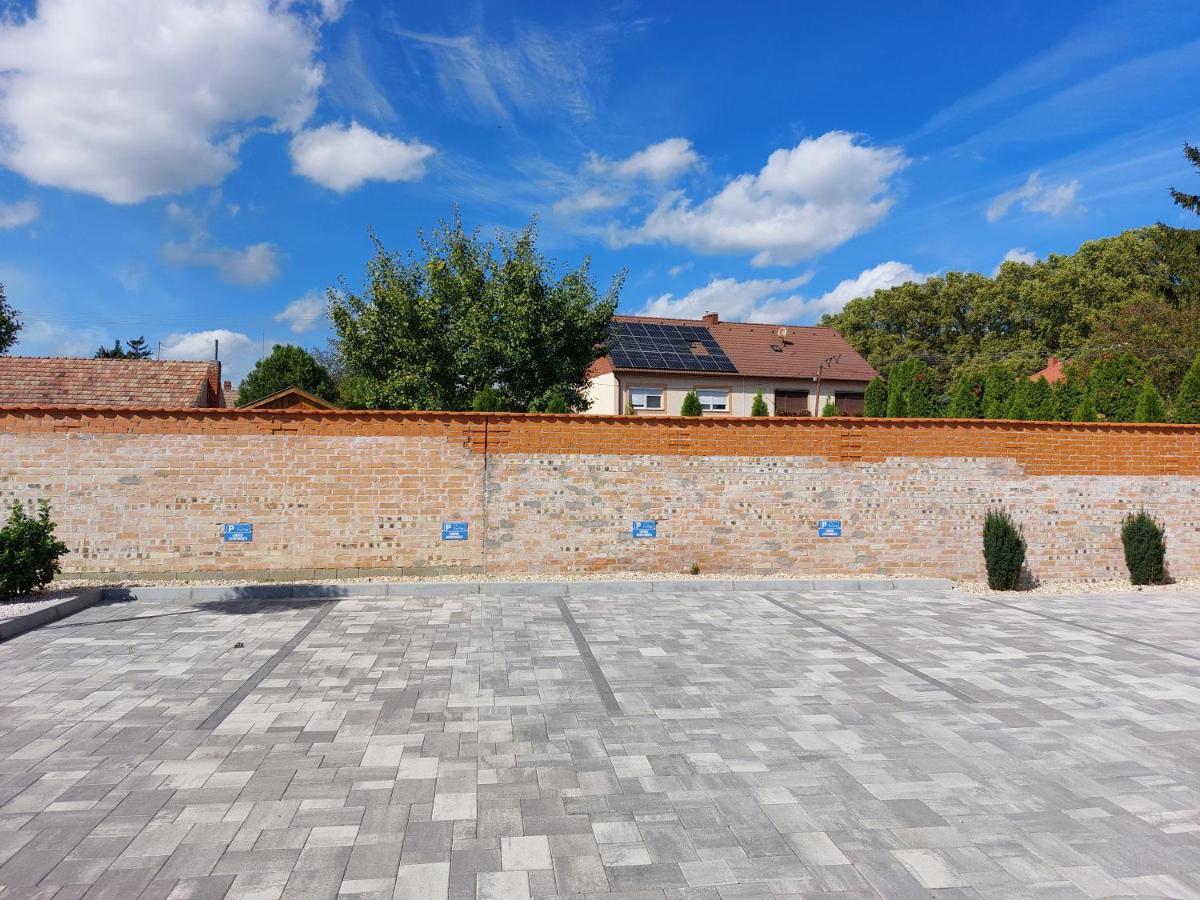 Linden Apartman 104 - Adults Only Mosonmagyaróvár Dış mekan fotoğraf